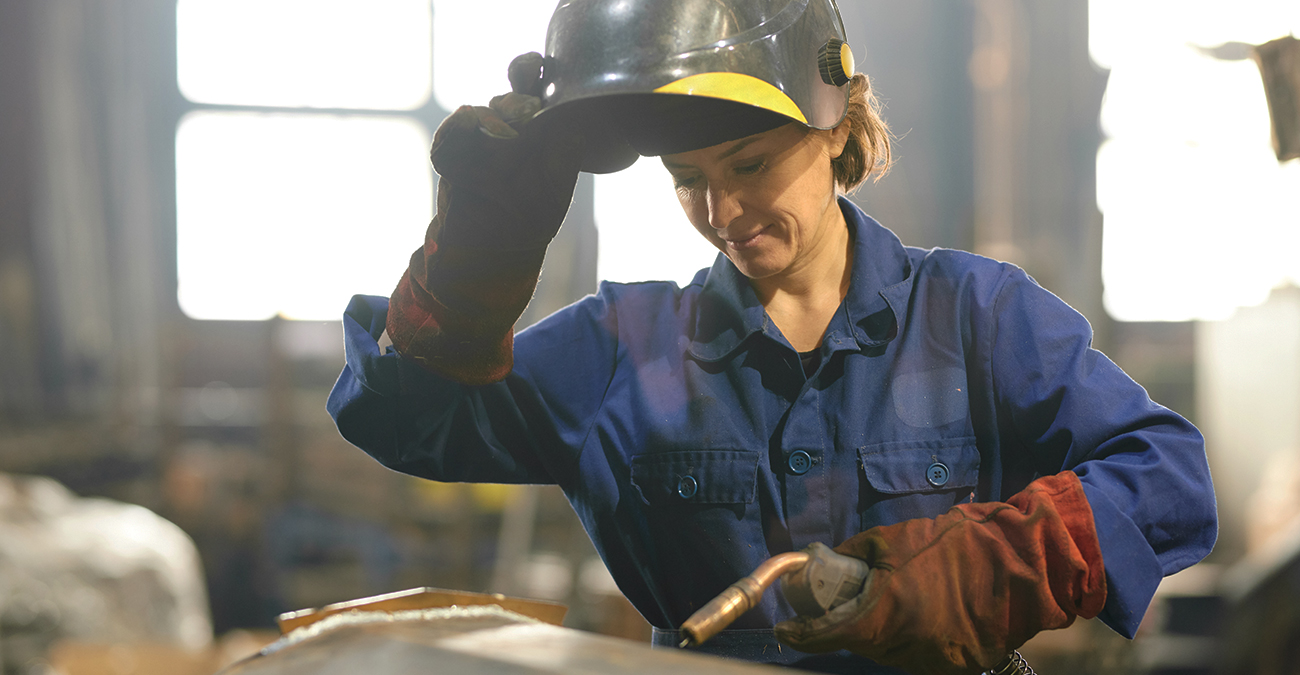 un saldatore donna al lavoro