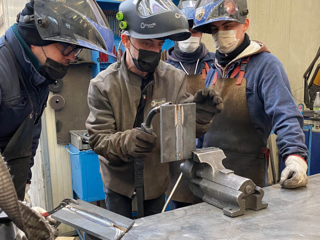 dei saldatori durante un corso formativo della essebi welding
