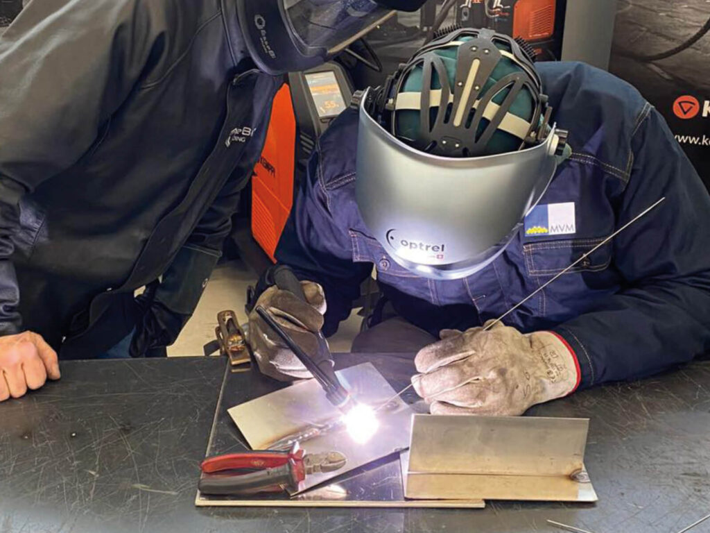 due saldatori durante un corso di saldatore a verona