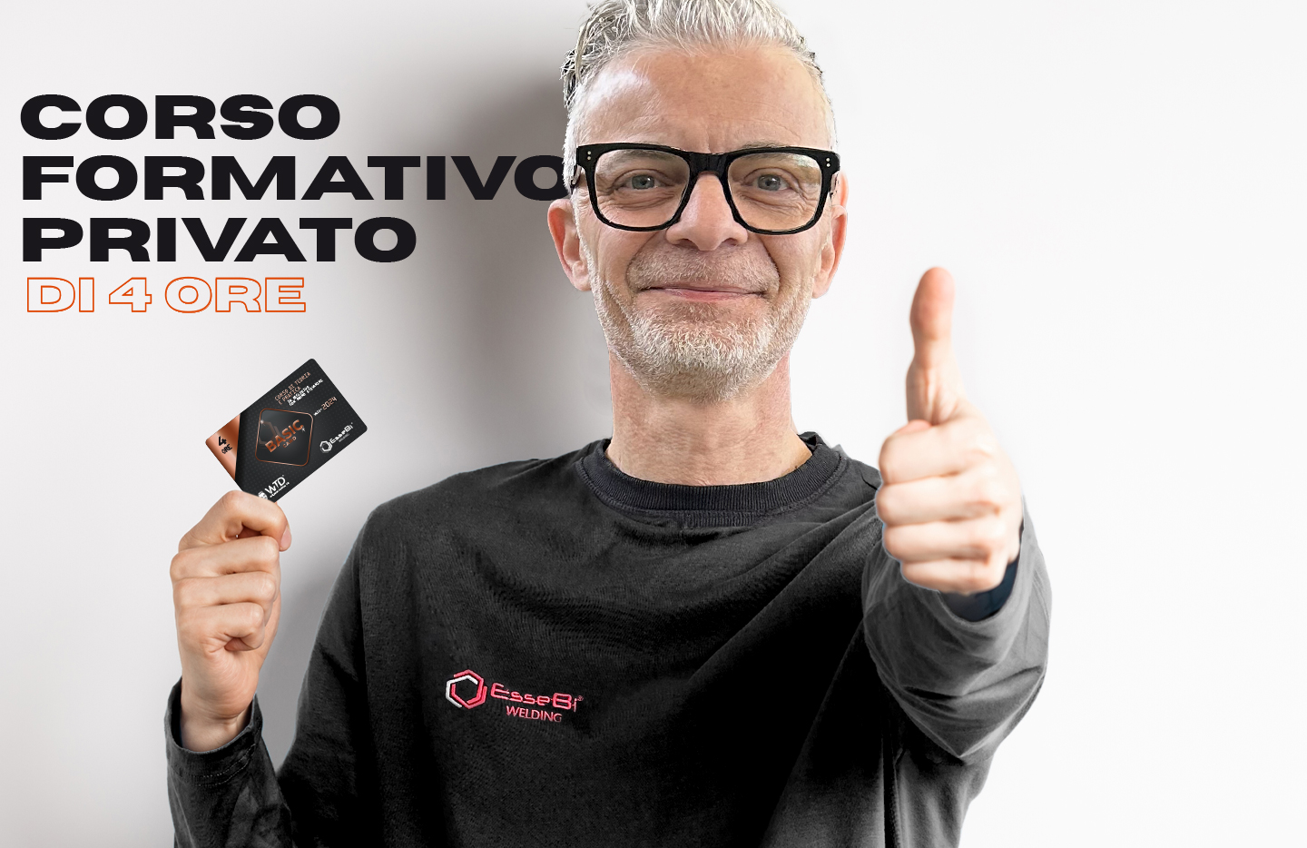 Bruno stevanini che tieni in mano ua card per un corso formativo primato presso la essebi welding di Verona