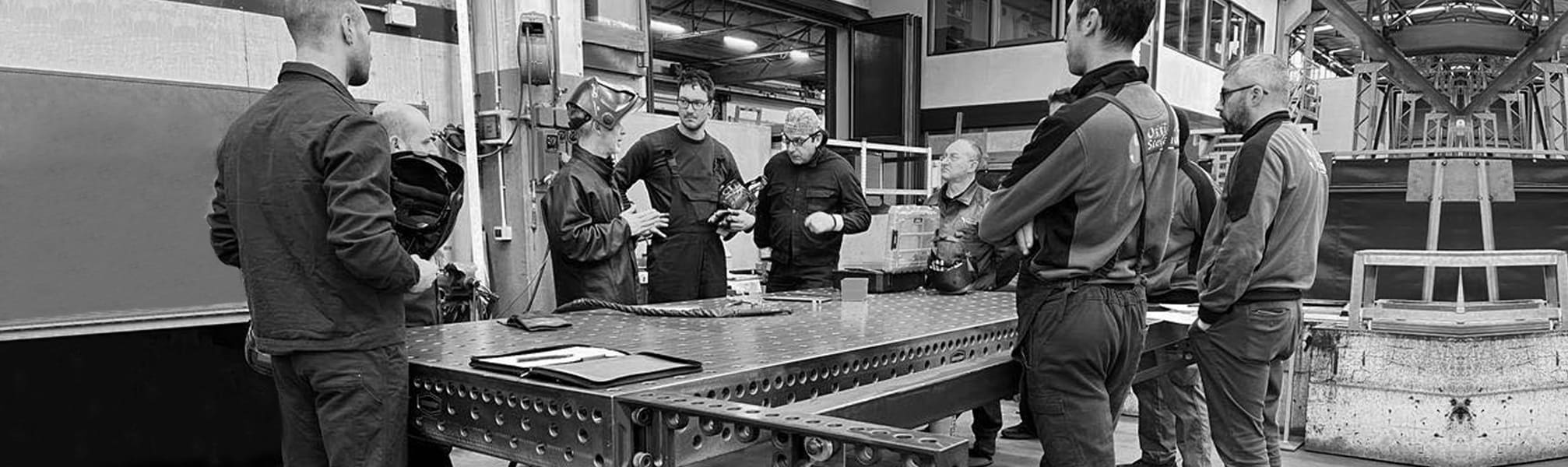 Formazione aziendale sulla saldatura con briefing tecnico tra saldatori in azienda